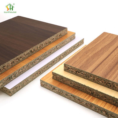 قیمت خوب استفاده در دکوراسیون خارجی داخلی از تخته خرده چوب درجه E1 برای کاربردهای ساخت و ساز ساختمان آنلاین